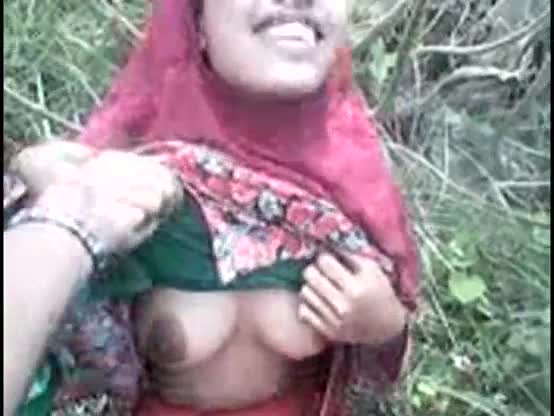 Bangladeshi girl showing hot pussy